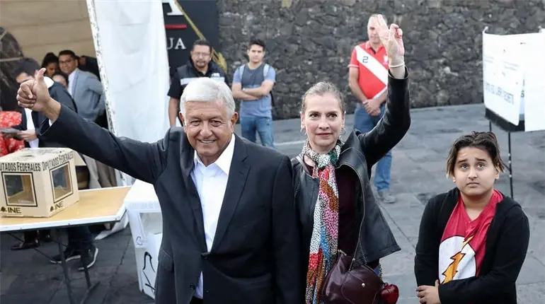 Esposa de AMLO y su hijo cambiarían residencia a España; Jesús estudiará Derecho en la Complutense