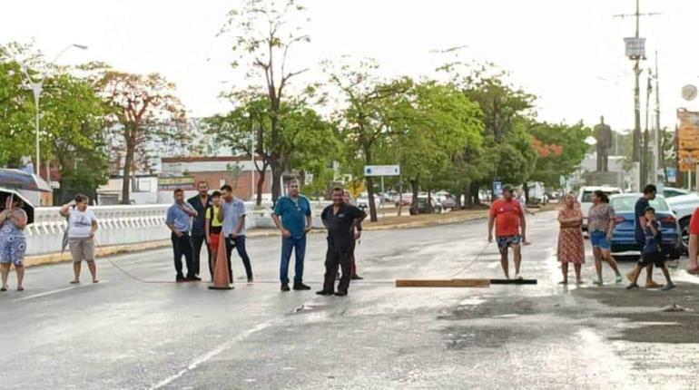 Habitantes del Espejo bloquean Av. Ruiz Cortines por fallas en el servicio eléctrico