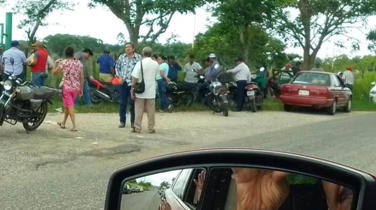 Bloquean en Villa La Venta por falta de energía eléctrica; se retiran sin ser atendidos