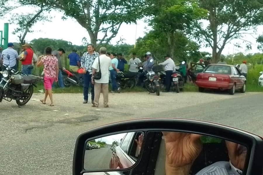 Bloquean en Villa La Venta por falta de energía eléctrica; se retiran sin ser atendidos Bloquean en Villa La Venta por falta de energía eléctrica; se retiran sin ser atendidos