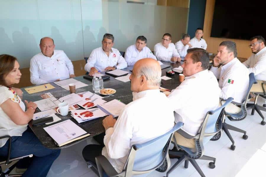 Dona PEMEX combustible, asfalto y camiones al gobierno de Veracruz Dona PEMEX combustible, asfalto y camiones al gobierno de Veracruz