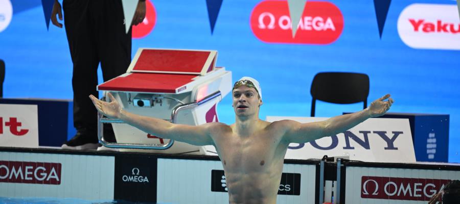 El franc&eacute;s L&eacute;on Marchand rompe r&eacute;cord mundial en 200 metros combinados