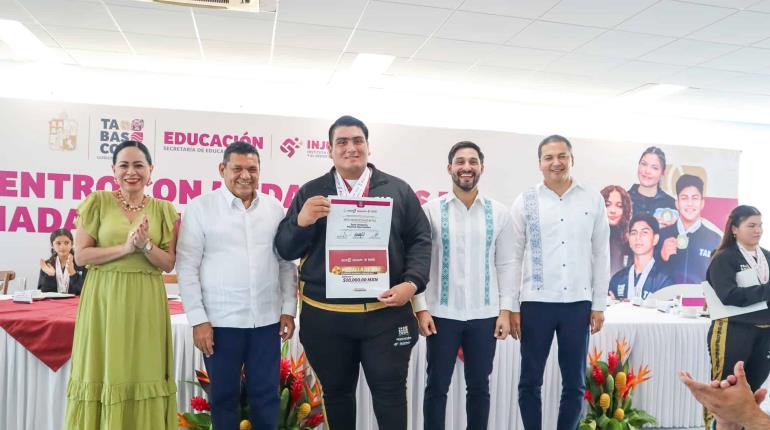 Javier May entrega estímulos económicos a medallistas en la Olimpiada Nacional