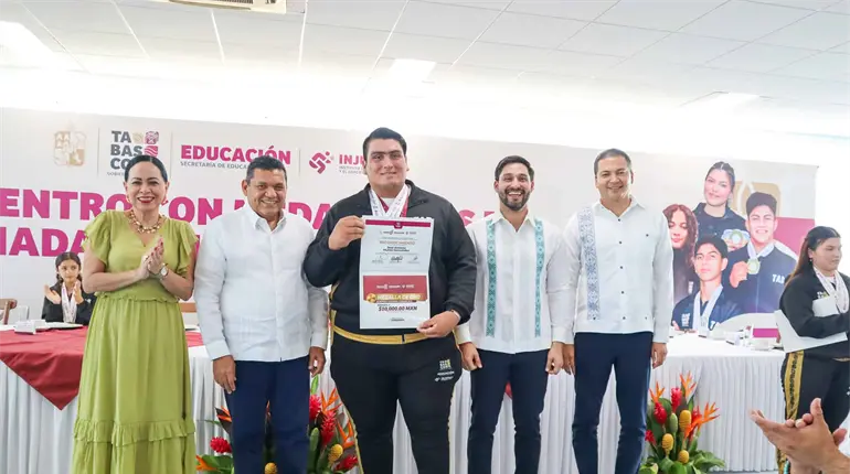 Javier May entrega estímulos económicos a medallistas en la Olimpiada Nacional