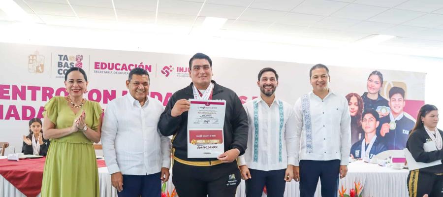 Javier May entrega estímulos económicos a medallistas en la Olimpiada Nacional Javier May entrega estímulos económicos a medallistas en la Olimpiada Nacional