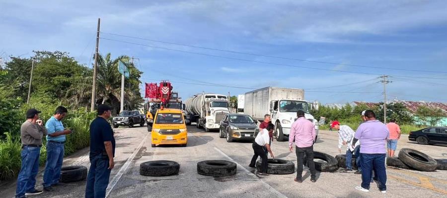 Bloquean por 10 horas la vía Escárcega – Villahermosa habitantes de Palizada; manifestantes se retiraron sin solución Bloquean por 10 horas la vía Escárcega – Villahermosa habitantes de Palizada; manifestantes se retiraron sin solución