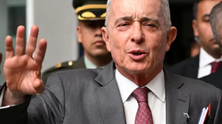 Álvaro Uribe, expresidente de Colombia, es condenado a 12 años de prisión domiciliaria