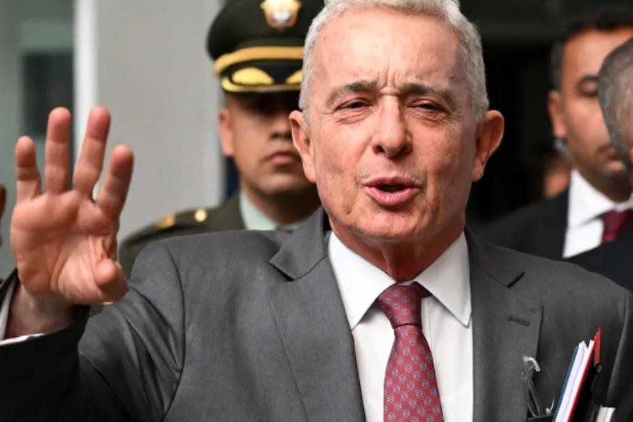 Álvaro Uribe, expresidente de Colombia, es condenado a 12 años de prisión domiciliaria Álvaro Uribe, expresidente de Colombia, es condenado a 12 años de prisión domiciliaria