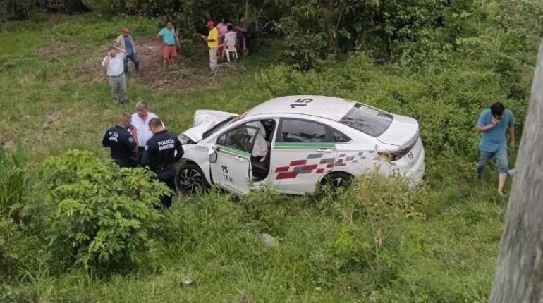 Llanta de tráiler se desprende e impacta en taxi en Villahermosa-Frontera