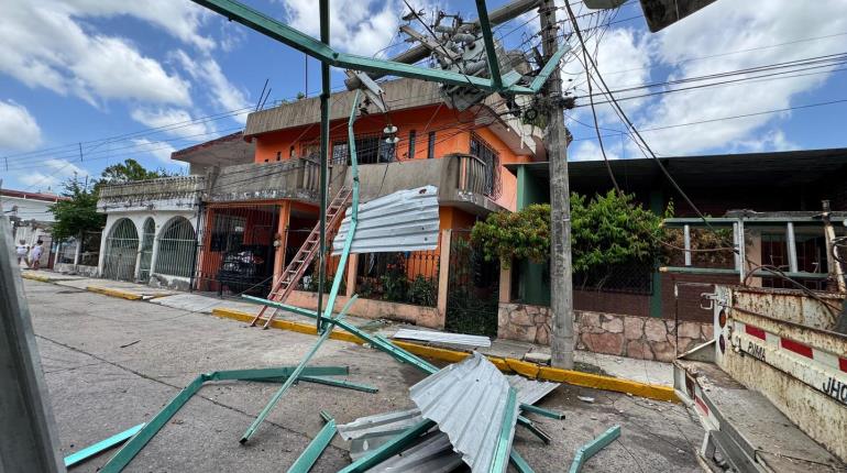 Entre protestas por falta de luz, CFE repone líneas eléctricas en Cunduacán