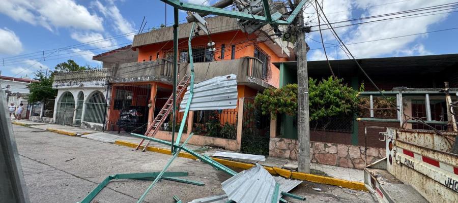 Entre protestas por falta de luz, CFE repone líneas eléctricas en Cunduacán