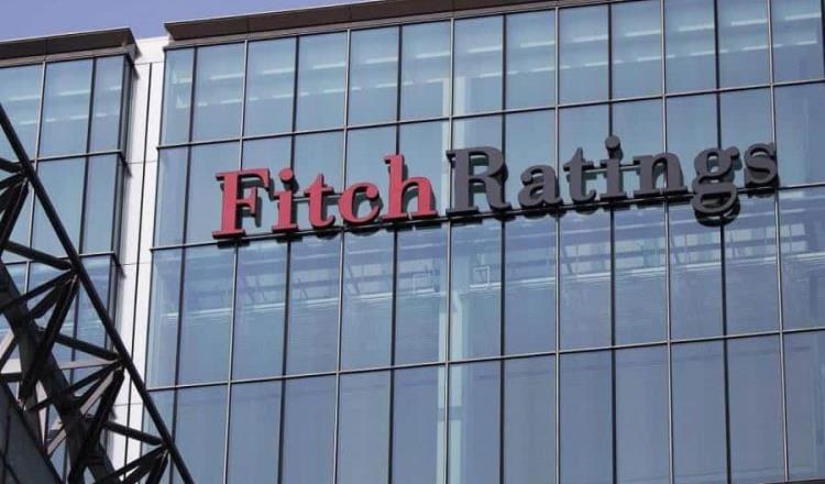 Fitch mejora calificación de Pemex a ´BB´, tras respaldo financiero de Sheinbaum