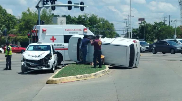 Vuelca vehículo particular tras chocar con taxi en periférico de Villahermosa
