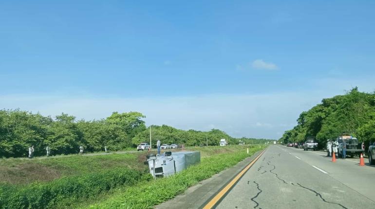 Tráiler se sale del camino y termina en cuneta central de la vía Cárdenas-Coatzacoalcos
