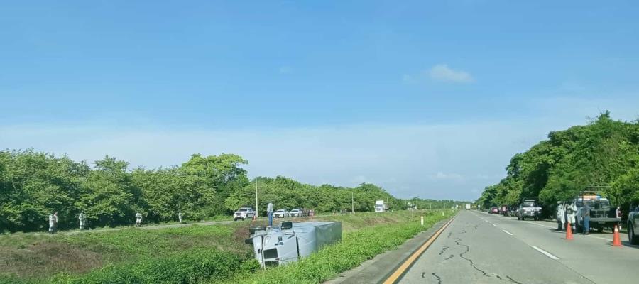 Tráiler se sale del camino y termina en cuneta central de la vía Cárdenas-Coatzacoalcos Tráiler se sale del camino y termina en cuneta central de la vía Cárdenas-Coatzacoalcos