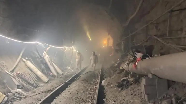 Hallan sin vida a uno de 5 mineros atrapados tras derrumbe de mina de cobre en Chile