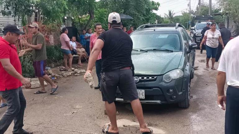 Retienen vehículo de funcionario en protesta por 3 días sin luz en Nacajuca