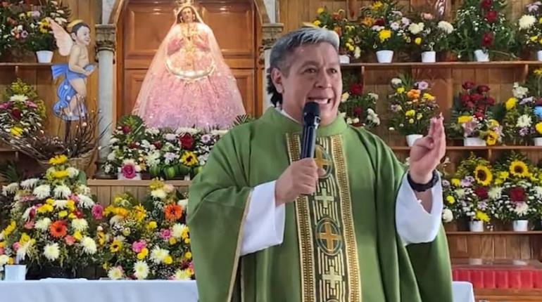 Reprende padre tiktokero a personas que mienten para pedir limosna