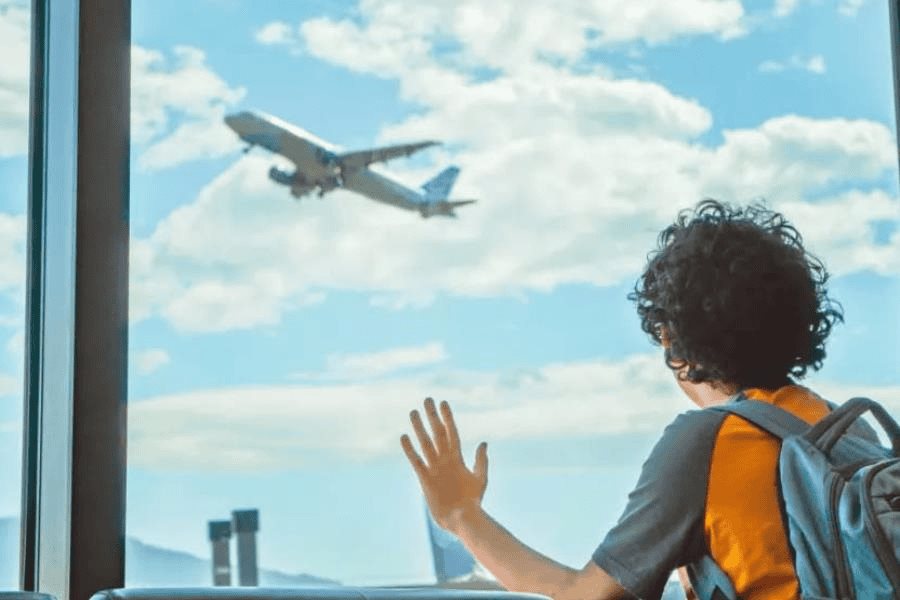 Abandonan a su hijo de 10 años en el aeropuerto de Barcelona para irse de vacaciones Abandonan a su hijo de 10 años en el aeropuerto de Barcelona para irse de vacaciones