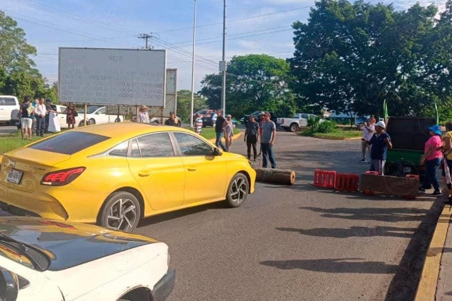 Por más de 6 horas bloquean carretera a Ixtacomitán