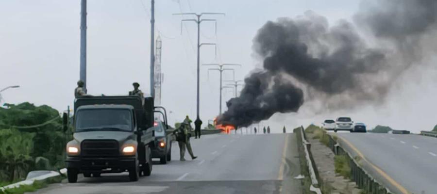 Se incendia camioneta en la Villahermosa-Cárdenas; sufrió falla mecánica Se incendia camioneta en la Villahermosa-Cárdenas; sufrió falla mecánica