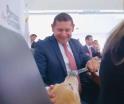 Gobernador de Puebla lleva a su perro a reunión oficial y simulan que habla