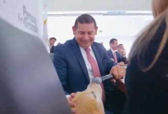 Gobernador de Puebla lleva a su perro a reunión oficial y simulan que habla
