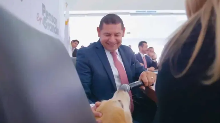 Gobernador de Puebla lleva a su perro a reunión oficial y simulan que habla