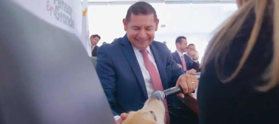Gobernador de Puebla lleva a su perro a reunión oficial y simulan que habla