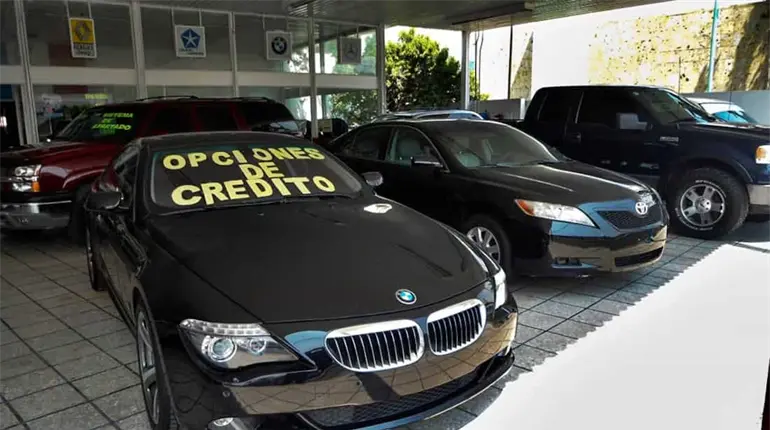 Comando irrumpe en agencia de autos en Morelos y se lleva 6 unidades