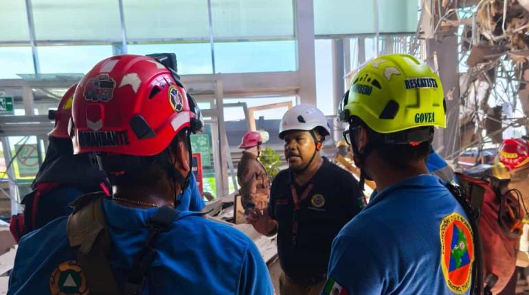 Reconoce Yolanda Osuna a bomberos que atendieron incendio en Plaza Altabrisa