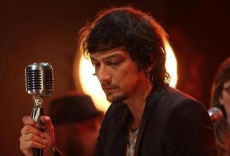 Bajan de vuelo a León Larregui tras altercado con sobrecargo