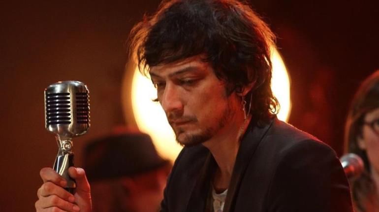Bajan de vuelo a León Larregui tras altercado con sobrecargo