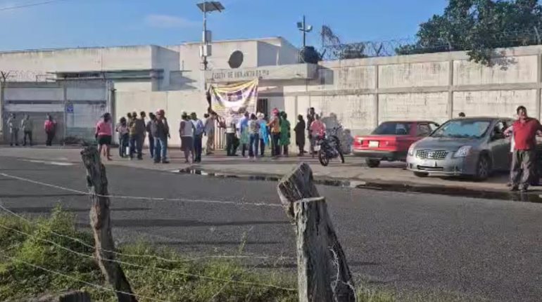 Bloquean carretera en Cunduacán por adeudos de Pemex con pobladores