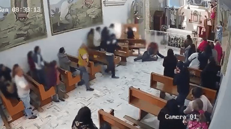 ¡Sin temor a Dios! Sujeto apuñala a hombre en iglesia de Edomex