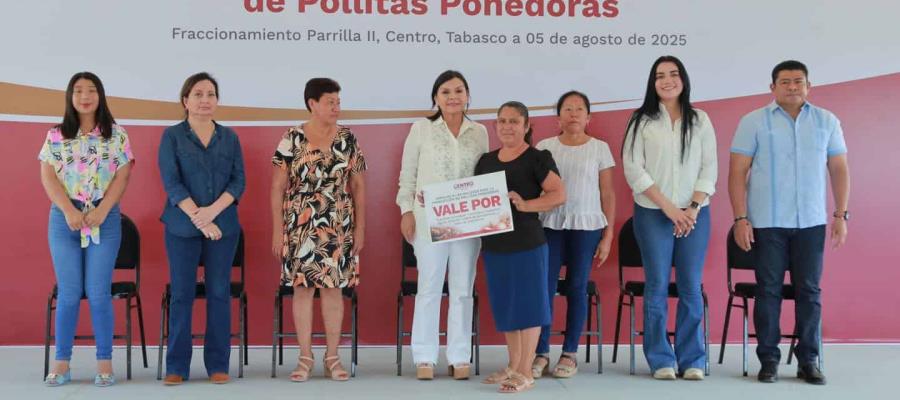 Realizan segunda entrega de aves de traspatio del programa Impulso a las Mujeres de Centro