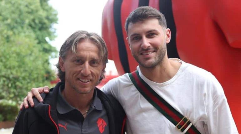 Luka Modric y Santi Giménez reportan a la pretemporada del Milan