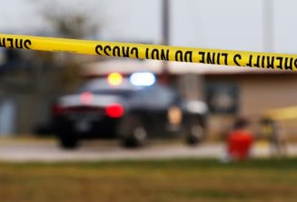 Menor asesina a disparos a sus padres en Florida, y se entrega a la policía