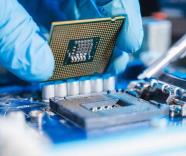 Trump anuncia aranceles del 100% a chips y semiconductores si no los fabrican en EE. UU.