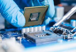Trump anuncia aranceles del 100% a chips y semiconductores si no los fabrican en EE. UU.