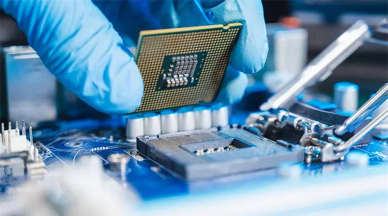 Trump anuncia aranceles del 100% a chips y semiconductores si no los fabrican en EE. UU.