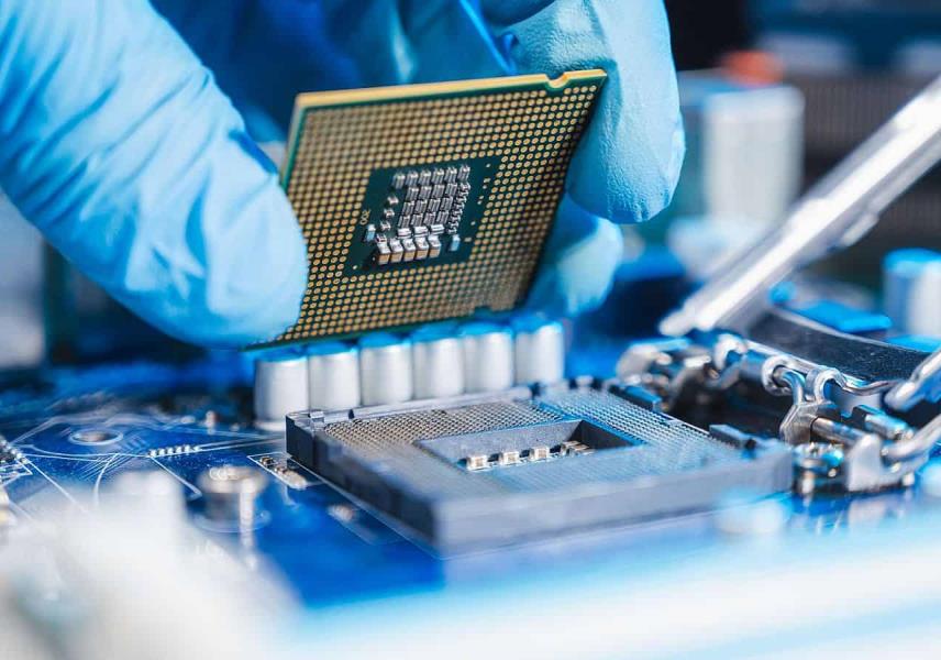 Trump anuncia aranceles del 100% a chips y semiconductores si no los fabrican en EE. UU.