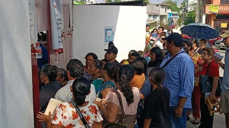 Hacen fila por horas y no alcanzan ficha para su CURP biométrica en Dirección General del Registro Civil