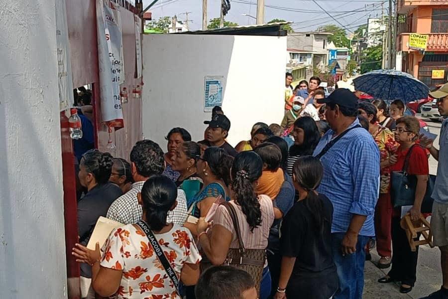 Hacen fila por horas y no alcanzan ficha para su CURP biométrica en Dirección General del Registro Civil