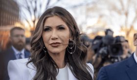 Noem anuncia ampliación de un centro migratorio en Indiana al estilo "Alligator Alcatraz"