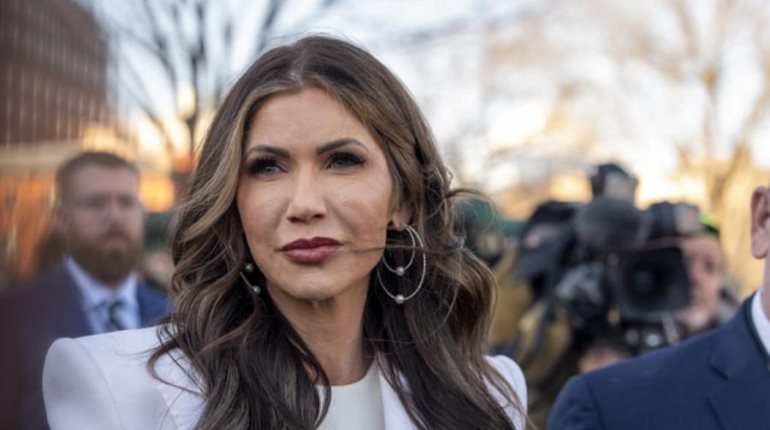 Noem anuncia ampliación de un centro migratorio en Indiana al estilo "Alligator Alcatraz"