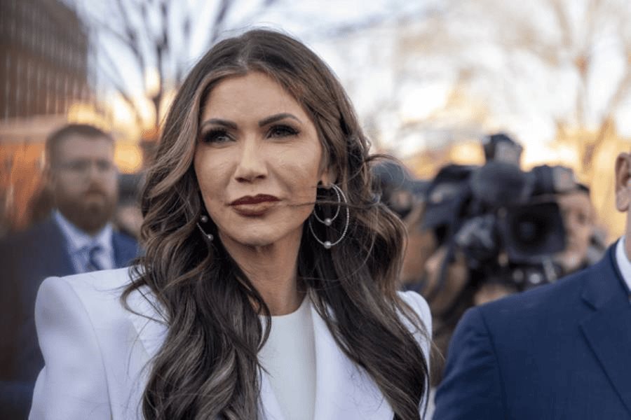 Noem anuncia ampliación de un centro migratorio en Indiana al estilo "Alligator Alcatraz"