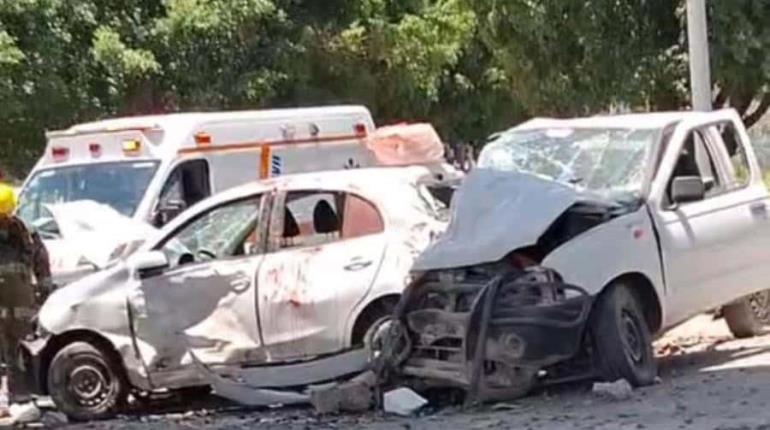 Seis muertos y dos lesionadas deja choque entre tren y tres vehículos en Guanajuato