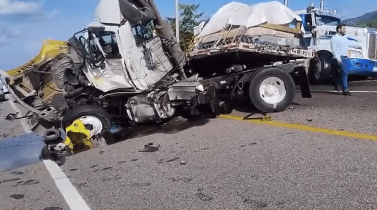 Dos tráileres y una góndola colisionan en la Villahermosa –Escárcega