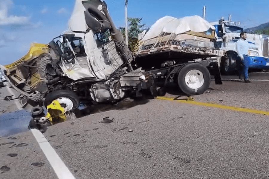 Dos tráileres y una góndola colisionan en la Villahermosa –Escárcega